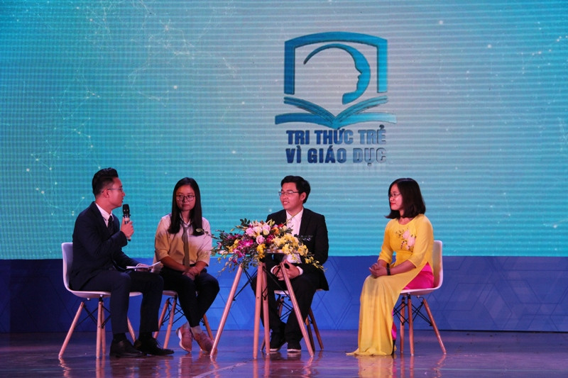 Các tác giả giao lưu tại lễ trao giải thưởng. 