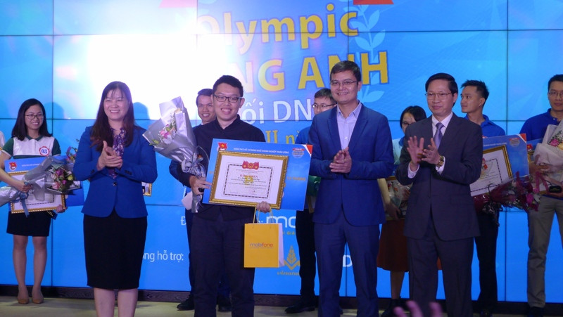 Bí thư T.Ư Đoàn Bùi Quang Huy (thứ 2, từ phải sang) trao giải Nhất cho thí sinh Nguyễn Văn Khánh Duy.