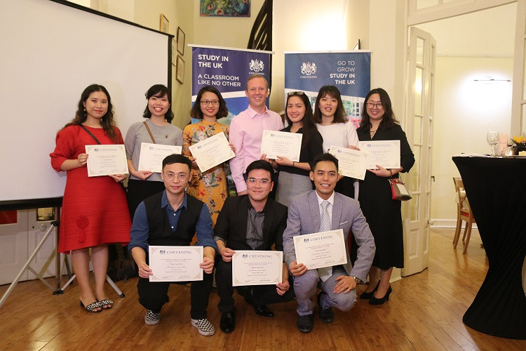 Đại sứ Anh Gareth Ward và các du học sinh vừa tốt nghiệp thạc sỹ tại Anh trở về. Ảnh: Thùy Liên