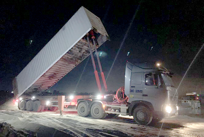 Xe đầu kéo kéo container được cải tạo thành xe tự đổ để chở vật liệu xây dựng, với khối lượng vượt nhiều lần tài trọng cho phép.