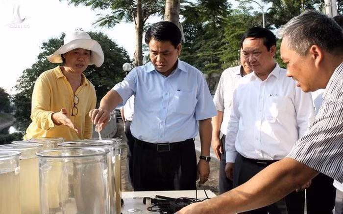 Bị can Nguyễn Đức Chung (giữa)