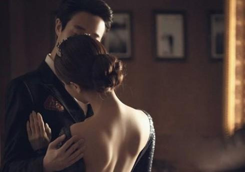 Quản đốc bán nhà trả nợ để có tình yêu 'độc quyền' với cô gái quán bia ôm