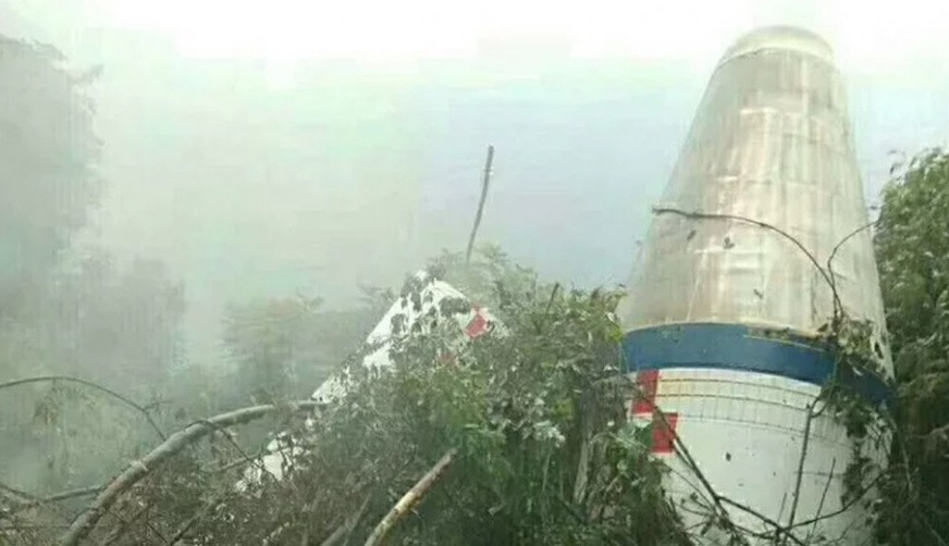 Vật thể hình chóp được phát hiện trên ngọn cây ở làng Võ Xương, Tứ Xuyên. Ảnh: SCMP