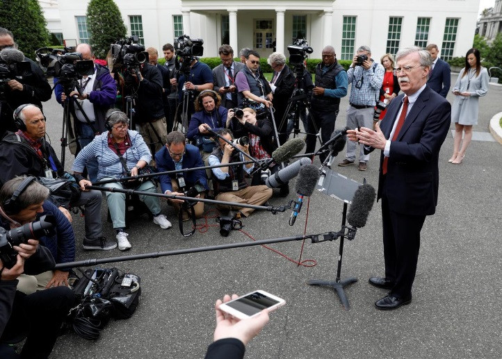 Cố vấn an ninh quốc gia Mỹ John Bolton trong vòng vây báo chí tại Nhà Trắng ngày 1/5 vừa qua.