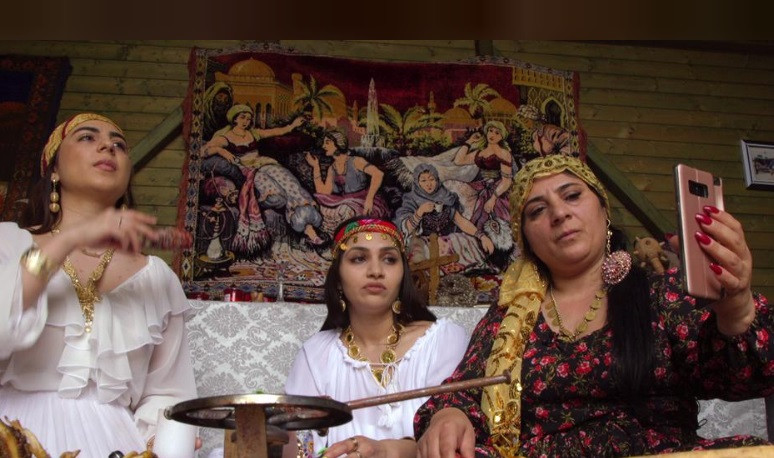 Gia đình phù thủy hot nhất Romania hiện nay giờ thu hút nhiều khách hàng trên mạng xã hội Facebook.