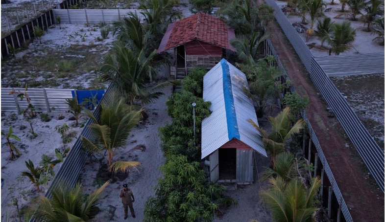 Một trang trại huấn luyện khủng bố nằm lọt thỏm giữa khu dân cư nghèo và được hóa trang như một trang trại bình thường với rặng xoài và chuồng gà, chuồng dê.