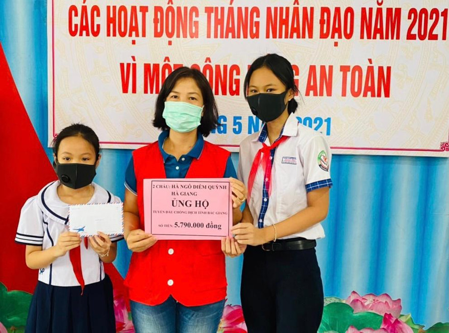 Hai chị em Diễm Quỳnh và Hà Giang đã đập heo đất để góp sức cùng chiến sĩ tuyến đầu chống dịch Bắc Giang