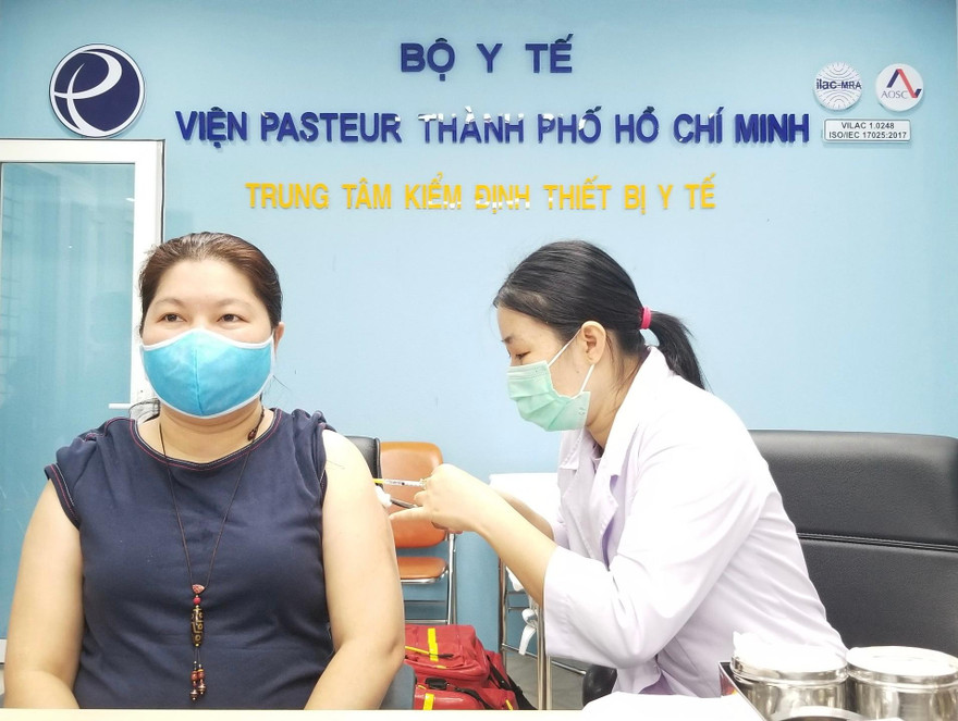 Tác giả đang tiêm vắc xin COVID-19 tại Viện Pastuer TPHCM