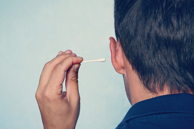 Hãy cẩn thận khi sử dụng tăm bông để ngoáy tai. Ảnh minh họa.