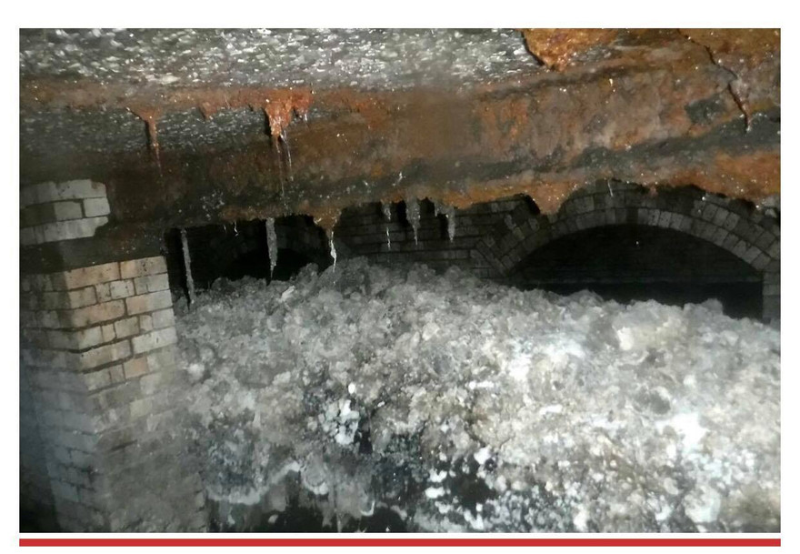 Tảng băng khổng lồ được tích tụ từ dầu ăn, mỡ thừa và khăn ướt lâu ngày.