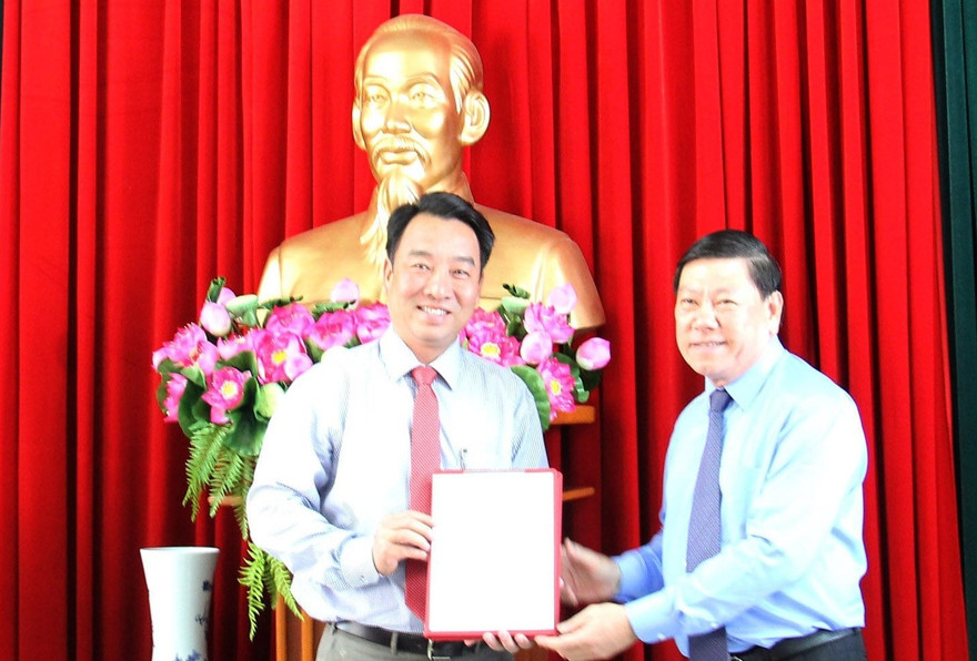 Bí thư Tỉnh ủy Vĩnh Long Trần Văn Rón trao quyết định cho đồng chí Lữ Quang Ngời. Ảnh: Chính phủ