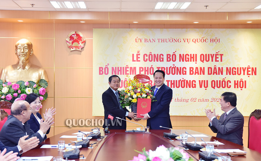 Đại tướng Đỗ Bá Tỵ, Phó Chủ tịch Quốc hội trao quyết định bổ nhiệm chức vụ Phó Trưởng ban Dân nguyện thuộc Ủy ban Thường vụ Quốc hội cho ông Hoàng Anh Công