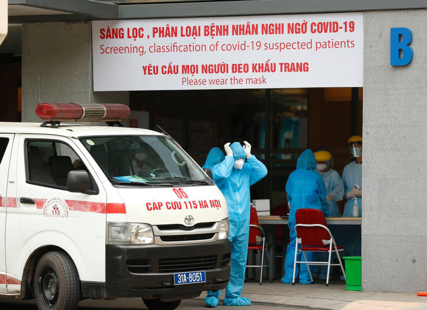 Xe cấp cứu 115 chở BV 237 đến BV Việt -Pháp Hà Nội. Ảnh: Như Ý