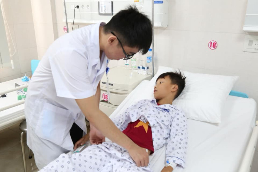 Thăm khám cho bệnh nhi sau ca phẫu thuật. Ảnh: BV cung cấp