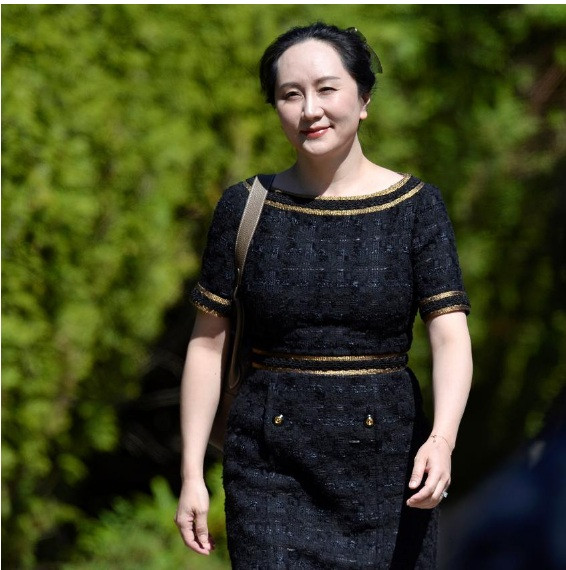 Bà Mạnh Vãn Châu bước ra khỏi nhà của mình ở Vancourver để tới tòa ngày 27/5.