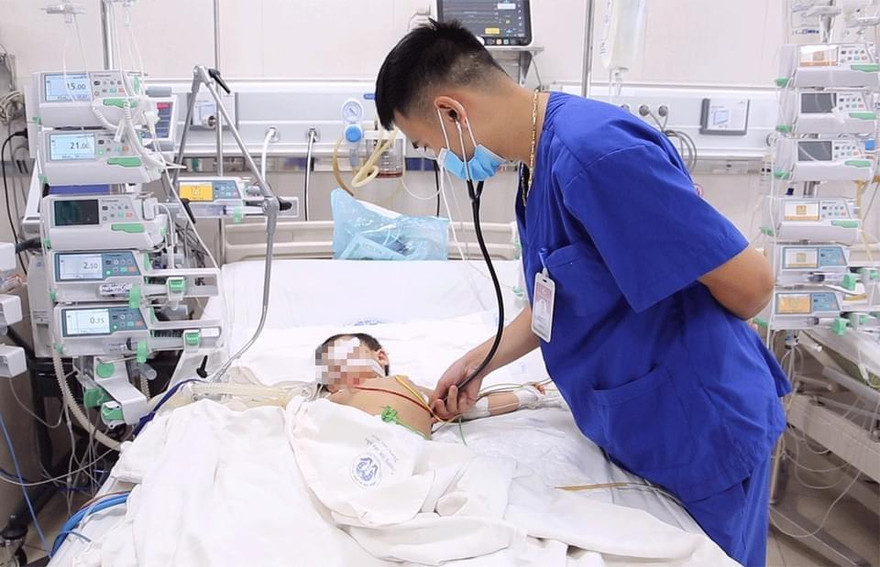 Điều trị cho trẻ bị chó cắn tại Bệnh viện Sản Nhi tỉnh Phú Thọ. Ảnh: BS cung cấp