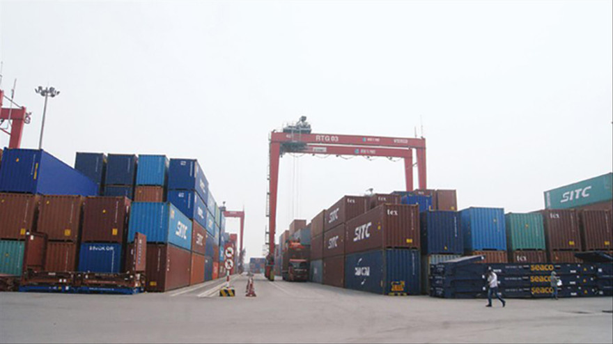 Hiện 99% thị phần vận tải container xuất nhập khẩu của Việt Nam rơi vào tay hãng tàu nước ngoài. Ảnh minh hoạ: Phạm Thanh.