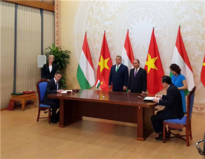 Dưới sự chứng kiến của Thủ tướng Chính phủ Việt Nam Nguyễn Xuân Phúc và Thủ tướng Hungari Viktor OrbBộ trưởng Bộ LĐ-TBXH Việt Nam Đào Ngọc Dung và Bộ trưởng Bộ Kinh tế Quốc gia Hungari Mihály Varga ký Thỏa thuận hợp tác trong lĩnh vực giáo dục nghề nghiệp