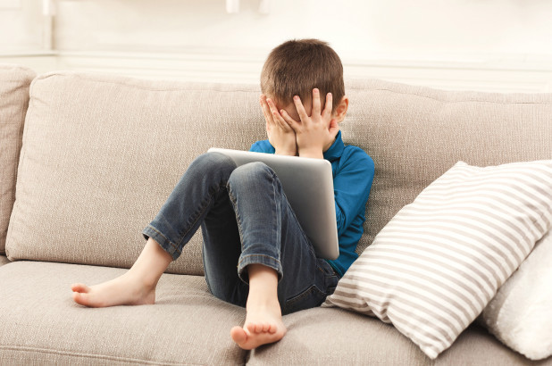 Hạn chế cho trẻ em nhìn màn hình TV, laptop và tăng thời gian ngủ, thể thao sẽ rất tốt cho não bộ.