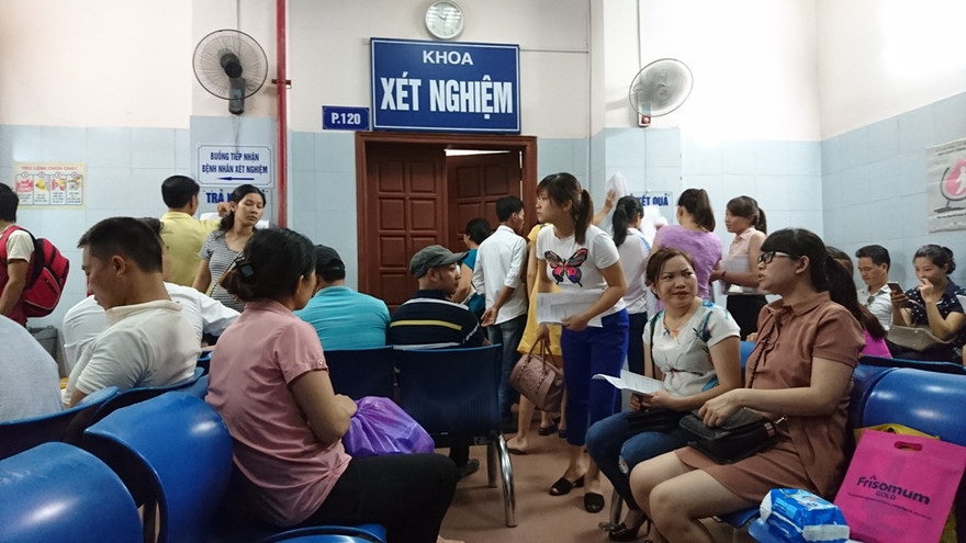 Tiếp tục tăng giá khám chữa bệnh ngoài bảo hiểm y tế. Ảnh: Phạm Thanh.