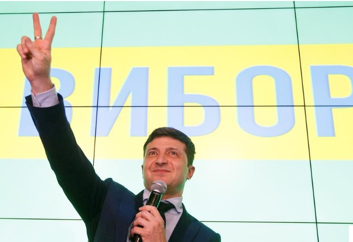  Diễn viên hài Volodymyr Zelenskiy đã vượt lên đương kim Tổng thống Petro Poroshenko để dẫn đầu tại vòng 1 bầu cử ở Ukraine tối 31/3.