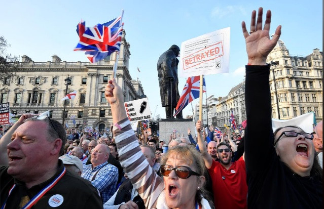 Những người ủng hộ và phản đối Brexit đều ra đường biểu tình tuần qua, tuần lễ tội tệ nhất trong lịch sử nước Anh khi thỏa thuận Brexit của bà May bị Hạ viên bác bỏ lần 3.