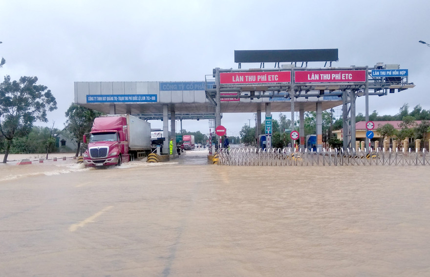 Các trạm thu phí khu vực miền Trung được dừng thu phí nếu ngập và được miễn phí vé cho phương tiện chở hàng cứu trợ.