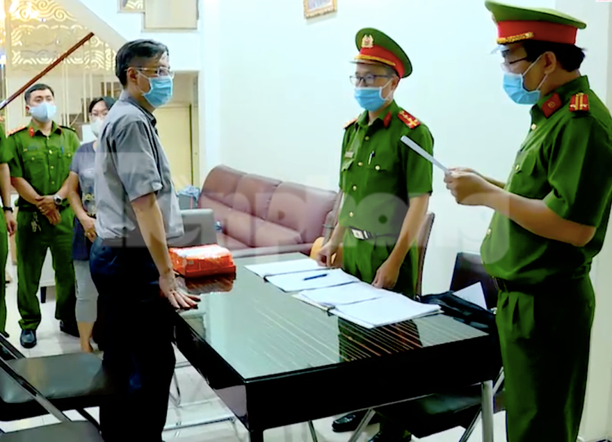 Cơ quan điều tra tống đạt các quyết định khởi tố bị can, bắt tạm giam đối với ông Lê Đức Vinh