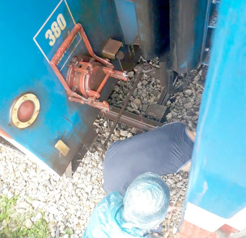 Mối nối toa 6 và 7 tàu SE5 bất ngờ tụt làm đoàn tàu bị tách làm đôi.