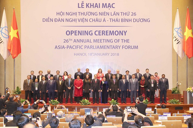 Các đại biểu chụp ảnh lưu niệm tại phiên khai mạc APPF-26.