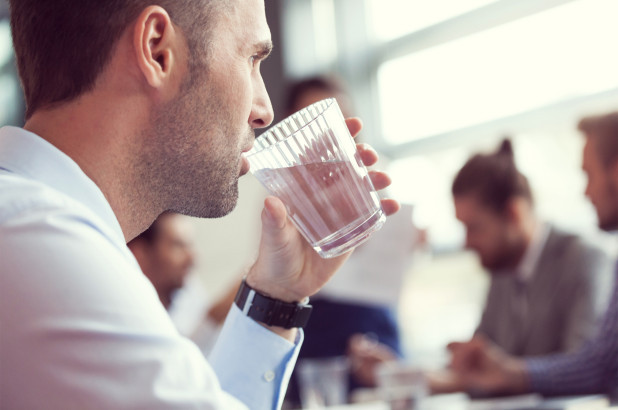 Uống nước có lợi cho não.