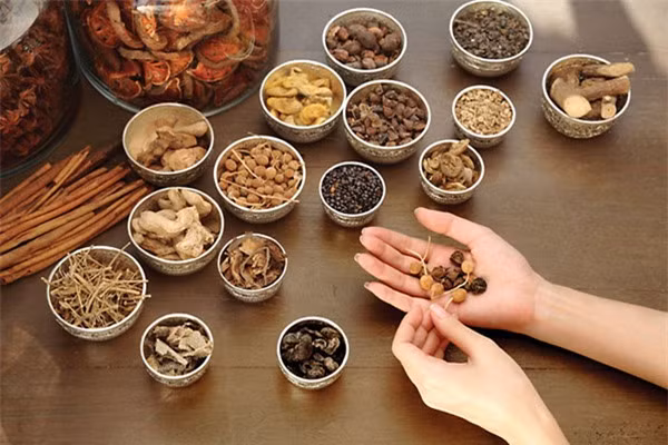 Bài thuốc, phương pháp chữa bệnh theo kinh nghiệm của dòng tộc, gia đình, tính đến người đề nghị cấp Giấy chứng nhận ít nhất là 3 đời hành nghề liên tục truyền lại. Ảnh minh hoạ: Internet