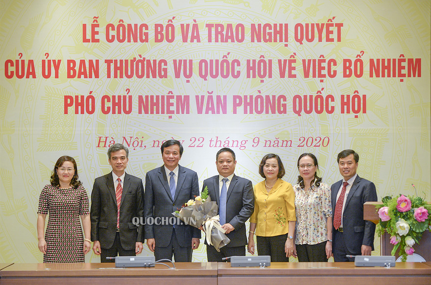 Lãnh đạo Ban Công tác Đại biểu, Lãnh đạo Văn phòng Quốc hội chúc mừng Tân Phó Chủ nhiệm Văn phòng Quốc hội Vũ Minh Tuấn. Ảnh QH