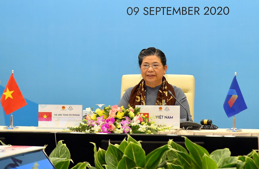 Phó Chủ tịch Thường trực Quốc hội, Trưởng đoàn Đại biểu Quốc hội Việt Nam Tòng Thị Phóng phát biểu tại phiên họp. Ảnh Như Ý