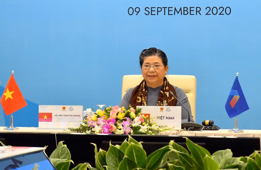 Phó Chủ tịch Thường trực Quốc hội, Trưởng đoàn Đại biểu Quốc hội Việt Nam Tòng Thị Phóng phát biểu tại phiên họp. Ảnh Như Ý