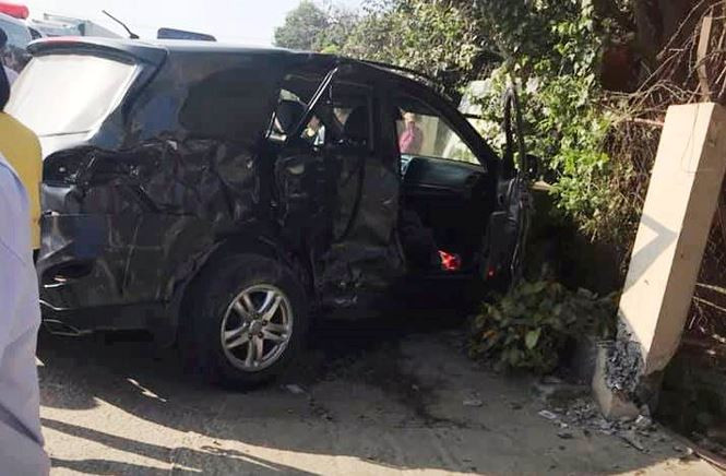 Xe ô tô con biển xanh bị xe khách đâm trúng tại Hoàng Hoá, Thanh Hoá. 