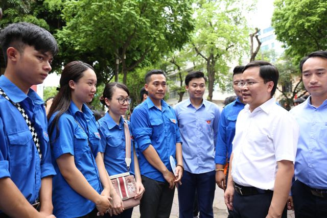 Bí thư thường trực T.Ư Đoàn Nguyễn Anh Tuấn thăm, động viên các tình nguyện viên Tiếp sức mùa thi
