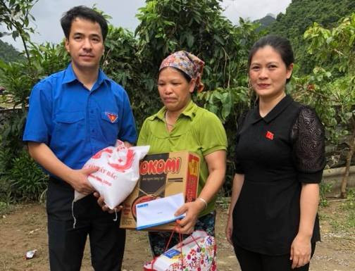 Anh Ngô Văn Cương, Trưởng Ban Thanh niên nông thôn Trung ương Đoàn trực tiếp trao những món quà cho người dân vùng lũ Vị Xuyên, Hà Giang