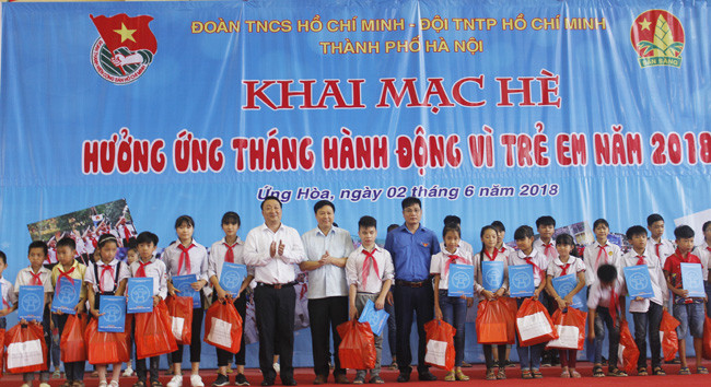 Ban tổ chức chương trình trao tặng học bổng và quà cho thiếu nhi có hoàn cảnh khó khăn, vươn lên học giỏi