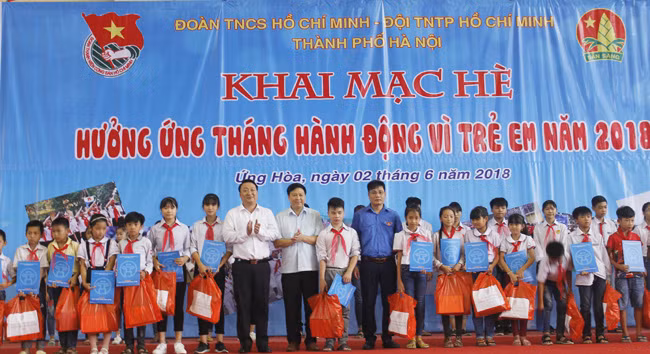 Ban tổ chức chương trình trao tặng học bổng và quà cho thiếu nhi có hoàn cảnh khó khăn, vươn lên học giỏi