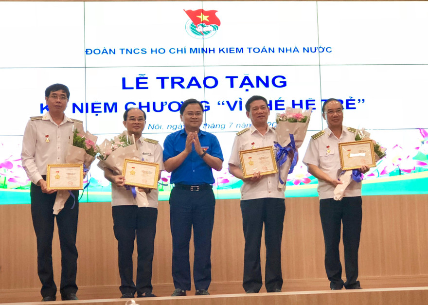 Bí thư thường trực T.Ư Đoàn Nguyễn Anh Tuấn trao tặng Kỷ niệm chương Vì thế hệ trẻ cho ông Hồ Đức Phớc, Tổng Kiểm toán Nhà nước và các lãnh đạo Kiểm toán Nhà nước.