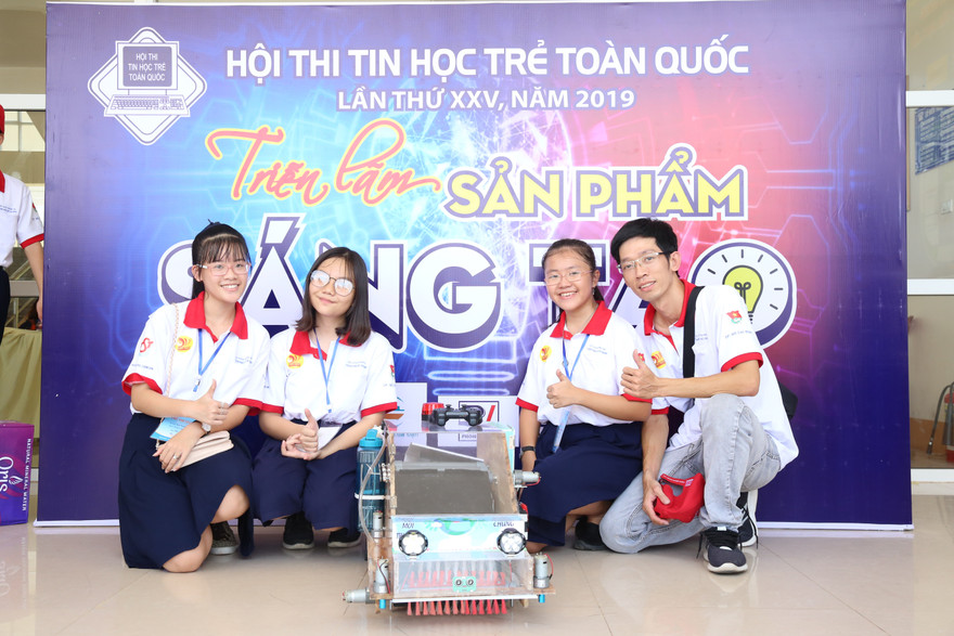 Các thí sinh bên sản phẩm sáng tạo tại Hội thi tin học trẻ toàn quốc năm 2019.