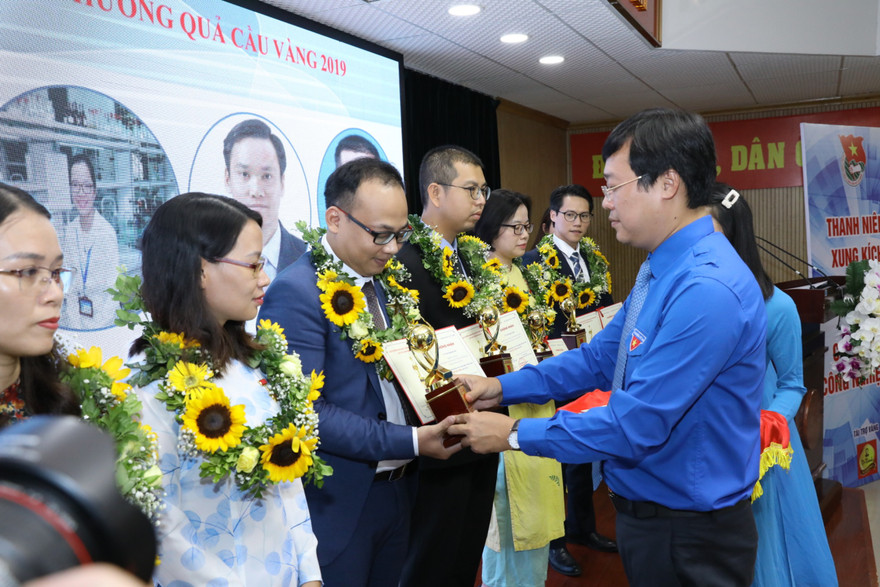 Anh Lê Quốc Phong, Bí thư thứ nhất T.Ư Đoàn trao giải thưởng Quả Cầu Vàng 2019 cho các tài năng trẻ. Ảnh: Văn Điệp