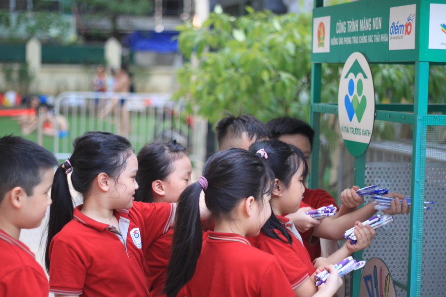 Các em học sinh Trường TH Phương Liệt tích cực quyên góp sản phẩm bút viết đã qua sử dụng