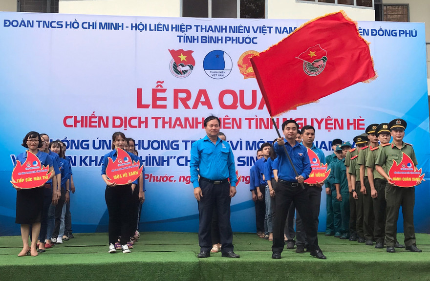 Bí thư Tỉnh Đoàn Trần Quốc Duy phất cờ phát động chiến dịch “Thanh niên tình nguyện” năm 2020.