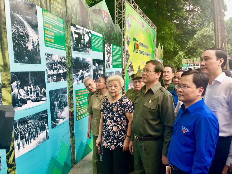 Anh Nguyễn Anh Tuấn, Bí thư thường trực T,Ư Đoàn Chủ tịch T.Ư Hội LHTN Việt Nam (ngoài cùng, bên phải cùng ông Vũ Trọng Kim, Chủ tịch T.Ư Hội Cựu TNXP Việt Nam tham quan triển lãm ảnh về 70 năm TNXP Việt Nam