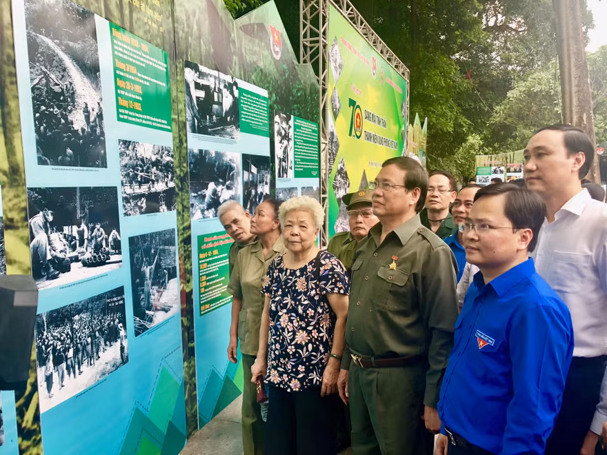 Anh Nguyễn Anh Tuấn, Bí thư thường trực T,Ư Đoàn Chủ tịch T.Ư Hội LHTN Việt Nam (ngoài cùng, bên phải cùng ông Vũ Trọng Kim, Chủ tịch T.Ư Hội Cựu TNXP Việt Nam tham quan triển lãm ảnh về 70 năm TNXP Việt Nam