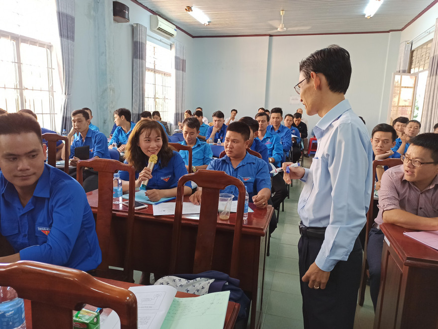 Chuyên gia giải đáp những thắc mắc cũng như đưa ra lời khuyên, định hướng khởi nghiệp cho bạn trẻ Bình Phước