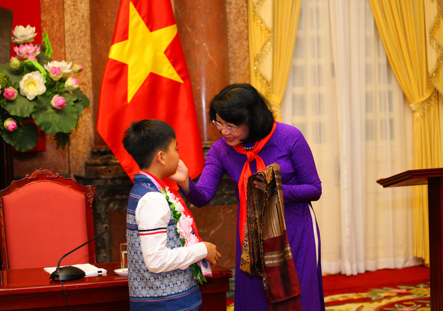 Phó Chủ tịch nước Đặng Thị Ngọc Thịnh tặng quà đại biểu Cháu ngoan Bác Hồ tỉnh Nghệ An.