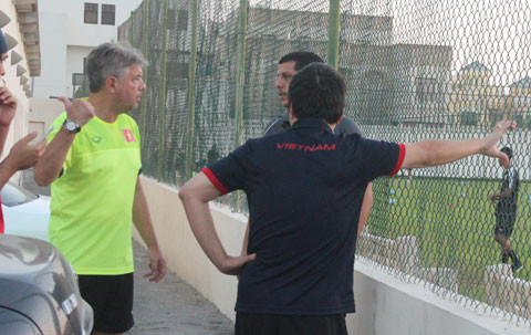 GĐKT Juergen Gede và trưởng đoàn Dương Nghiệp Khôi nói chuyện với quản lý sân.